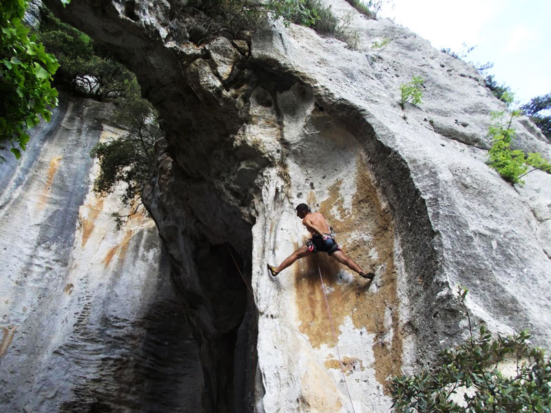 climbing-grottadell’edera-falesia-rocca-finaleligure-giovannirocca-cliff-Klippe-Kletterei-arrampicata-societaguidealpinefinale-finalborgo-guida-alpina-alpinismo-falesia