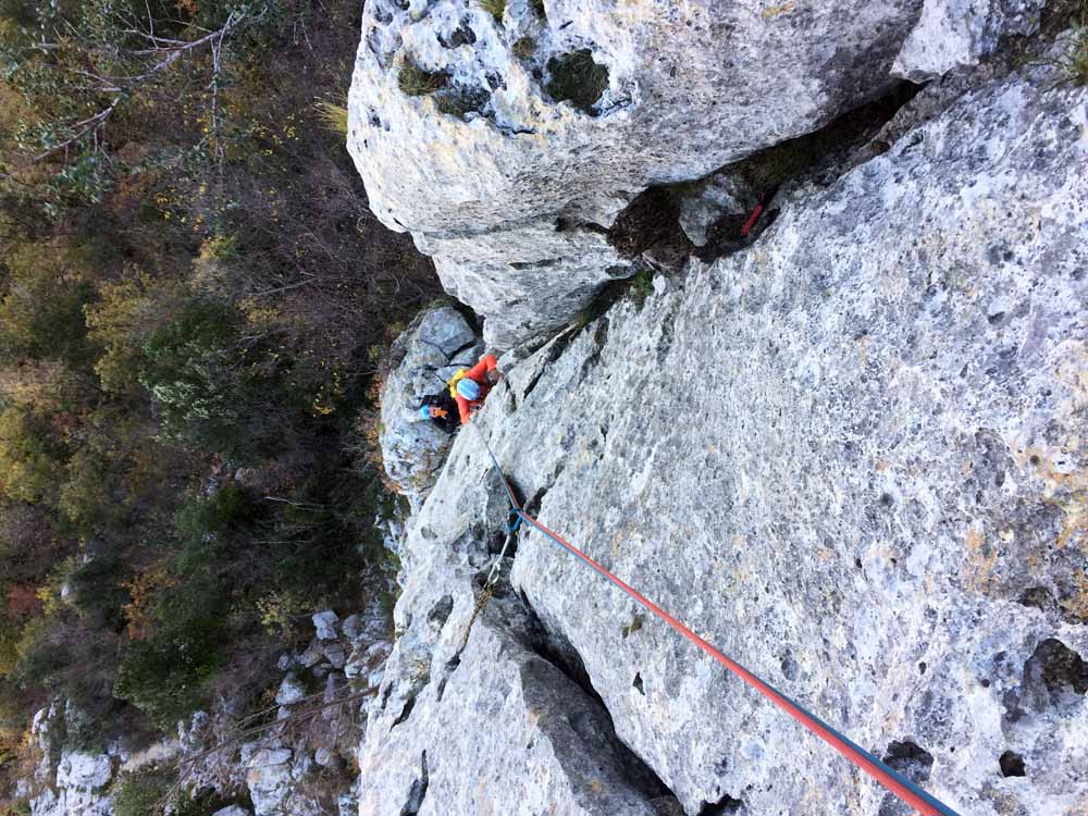 multipitch-corsomultipitch-vielunghe-finaleligureclimbing-maremonti-guidealpine-arrampicatori-scuolaarrampicata-freeclimbing-societàguidealpinefinale-arrampicaresulmare3