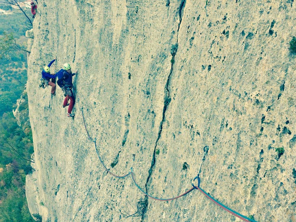 multipitch-corsomultipitch-vielunghe-finaleligureclimbing-maremonti-guidealpine-arrampicatori-scuolaarrampicata-freeclimbing-societàguidealpinefinale-arrampicaresulmare4