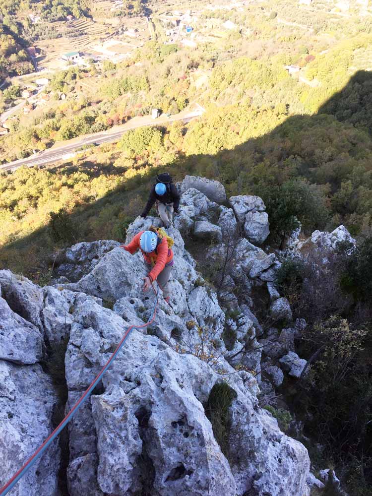 multipitch-corsomultipitch-vielunghe-finaleligureclimbing-maremonti-guidealpine-arrampicatori-scuolaarrampicata-freeclimbing-societàguidealpinefinale-arrampicaresulmare5